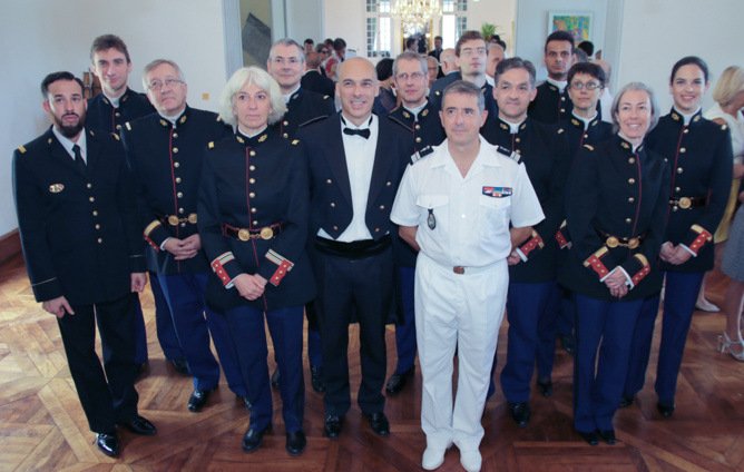 Le colonel Auffret avec les membres de l'orchestre de la Garde Républicaine Le colonel Auffret avec les membres de l'orchestre de la Garde Républicaine
