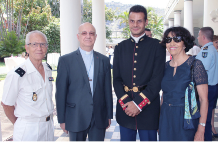 Le général à la retraite Yvon Lucas et son épouse, avec Monseigneur Gilbert Aubry, évêque de La Réunion, et l'adjudant-chef réunionnais Philippe Blard qui fait partie de l'orchestre de la Garde Républicaine