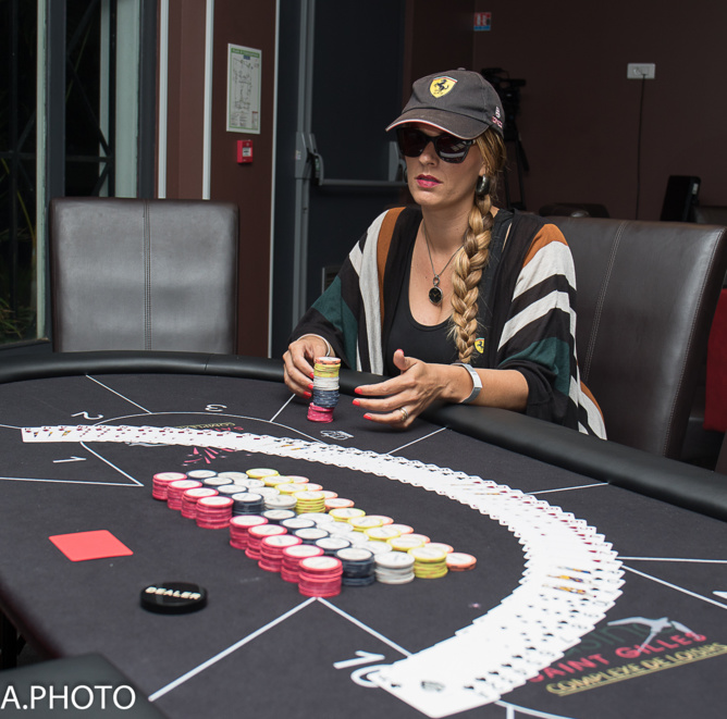 Sarah est une joueuse de live, elle a besoin de "sentir" l'autre, d'épier les gestes et regards... Sarah est une joueuse de live, elle a besoin de "sentir" l'autre, d'épier les gestes et regards...