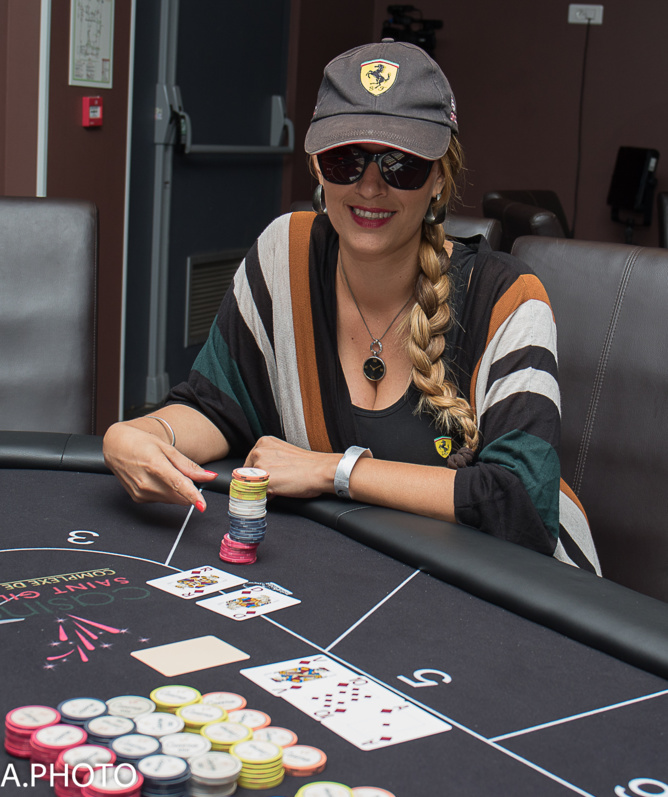 Le sourire c'est pour la photo, quand elle joue point de sourire... Le sourire c'est pour la photo, quand elle joue point de sourire...