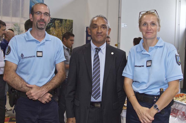 André Ramsamy avec les gendarmes de Saint-Benoît André Ramsamy avec les gendarmes de Saint-Benoît