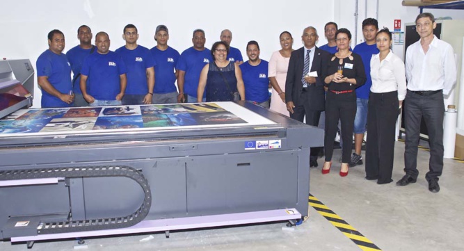 L'équipe de Réuni Pub (qui emploie 18 personnes) L'équipe de Réuni Pub (qui emploie 18 personnes)