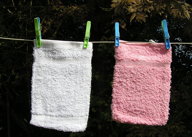Le gant de toilette ou autre objet de lavage corporel peuvent contenir de nombreuses bactéries du fait de leur évolution dans des environnements chauds et humides. Certaines de ces bactéries peuvent causer des infections comme les candidoses ou mycoses notamment au niveau vaginal.