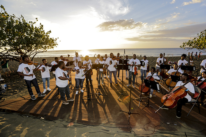 Magnifique coucher de soleil et magnifique prestation du Buskaid Soweito String Ensemble (Afrique du Sud)