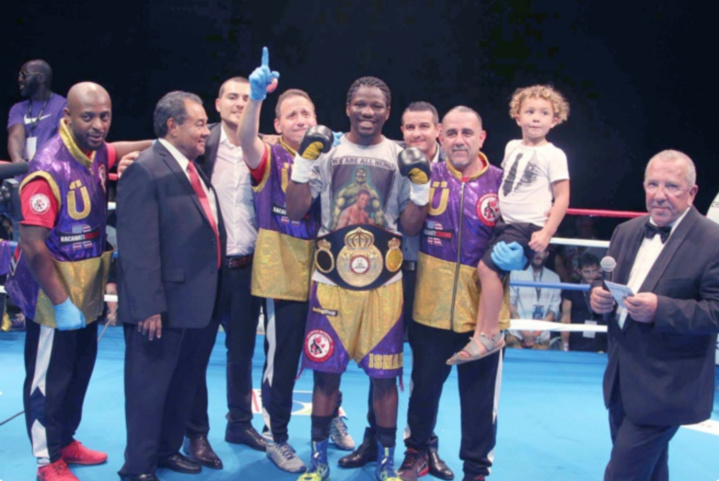 Hassan N'Dam tout sourire, il est champion du monde WBA des moyens par intérim