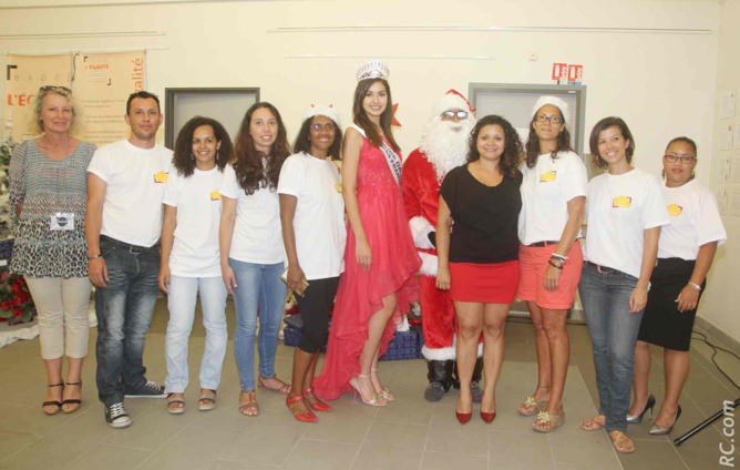 Ambre N'guyen et le Père Noël avec l'équipe d'organisation Ambre N'guyen et le Père Noël avec l'équipe d'organisation