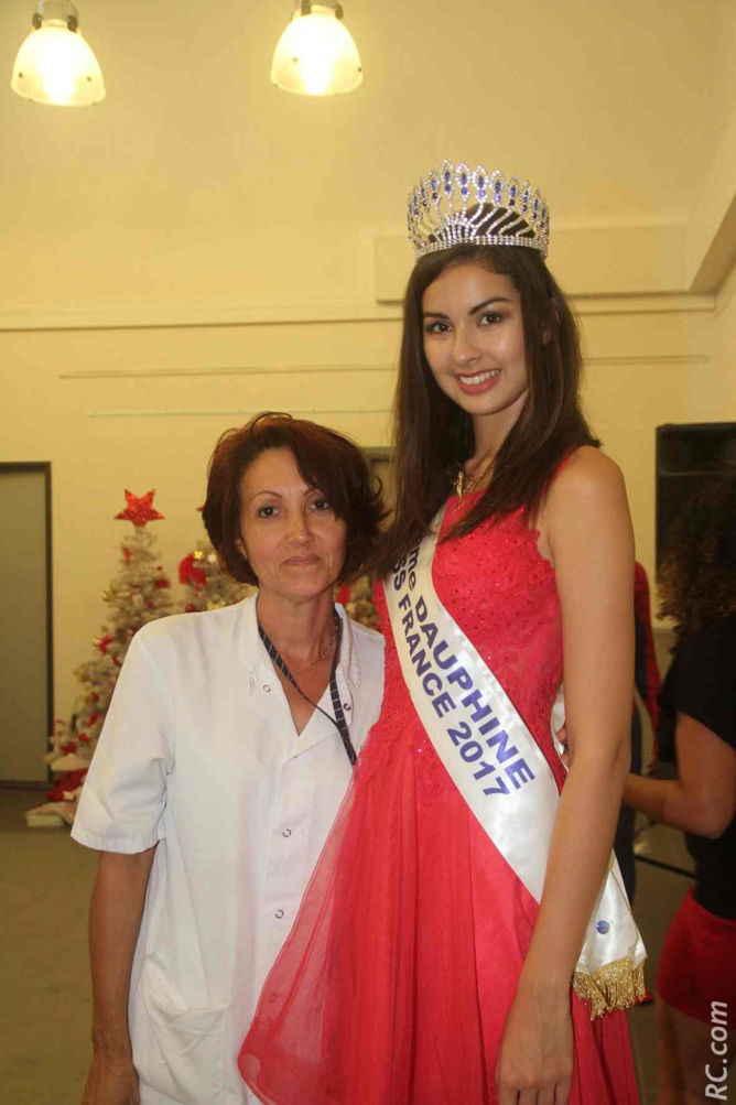 Ambre N'guyen avec les enfants au CHU Saint-Pierre: des sourires et des étoiles plein les yeux! Ambre N'guyen avec les enfants au CHU Saint-Pierre: des sourires et des étoiles plein les yeux!