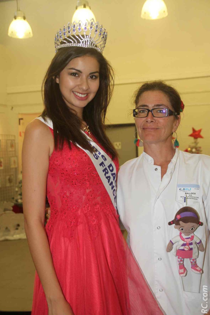 Ambre N'guyen avec les enfants au CHU Saint-Pierre: des sourires et des étoiles plein les yeux! Ambre N'guyen avec les enfants au CHU Saint-Pierre: des sourires et des étoiles plein les yeux!
