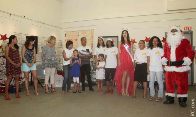 Ambre N'guyen avec les enfants au CHU Saint-Pierre: des sourires et des étoiles plein les yeux! Ambre N'guyen avec les enfants au CHU Saint-Pierre: des sourires et des étoiles plein les yeux!