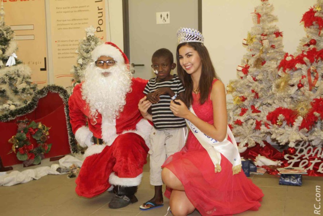 Ambre N'guyen avec les enfants au CHU Saint-Pierre: des sourires et des étoiles plein les yeux! Ambre N'guyen avec les enfants au CHU Saint-Pierre: des sourires et des étoiles plein les yeux!