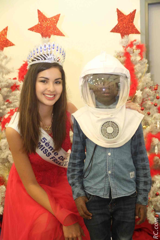 Ambre N'guyen avec les enfants au CHU Saint-Pierre: des sourires et des étoiles plein les yeux! Ambre N'guyen avec les enfants au CHU Saint-Pierre: des sourires et des étoiles plein les yeux!