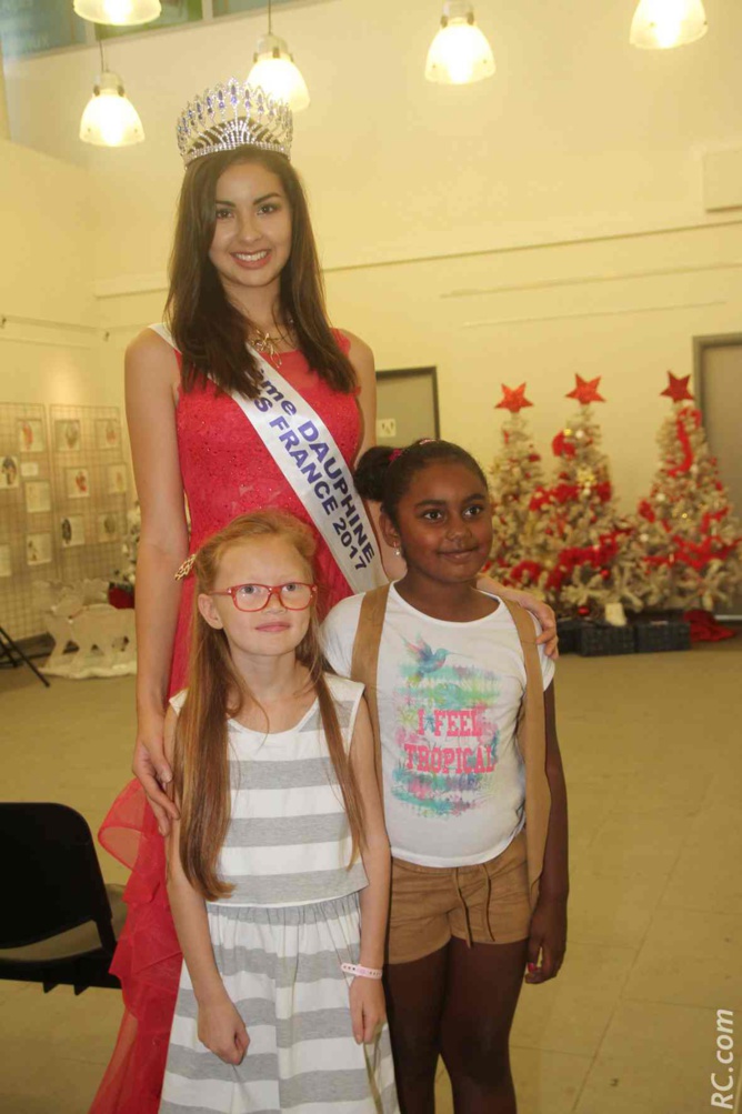 Ambre N'guyen avec les enfants au CHU Saint-Pierre: des sourires et des étoiles plein les yeux! Ambre N'guyen avec les enfants au CHU Saint-Pierre: des sourires et des étoiles plein les yeux!