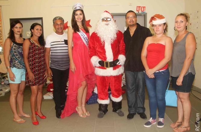 Ambre N'guyen avec les enfants au CHU Saint-Pierre: des sourires et des étoiles plein les yeux! Ambre N'guyen avec les enfants au CHU Saint-Pierre: des sourires et des étoiles plein les yeux!
