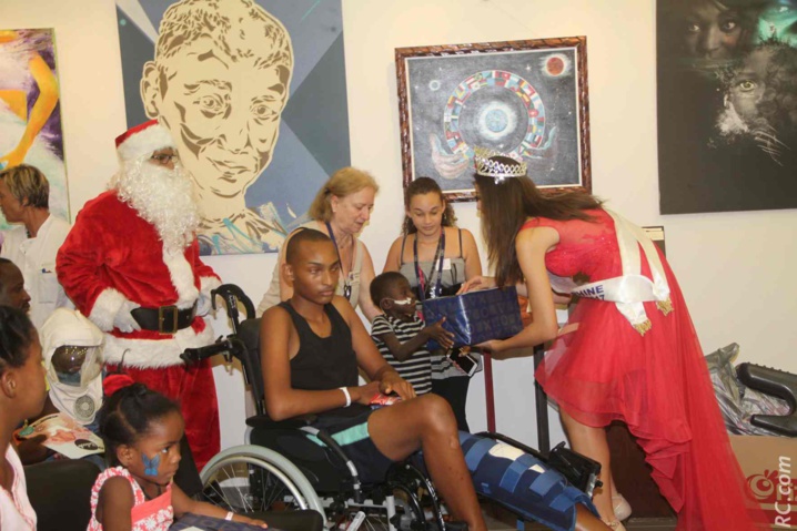 Ambre N'guyen avec les enfants au CHU Saint-Pierre: des sourires et des étoiles plein les yeux! Ambre N'guyen avec les enfants au CHU Saint-Pierre: des sourires et des étoiles plein les yeux!