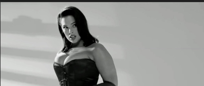 La Top XXL dans la peau de Jessica Rabbit: ultra sexy! La Top XXL dans la peau de Jessica Rabbit: ultra sexy!