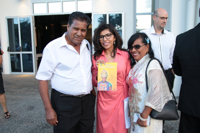 Nassismah Dindar entourée d'Augustin Valiamé de l'Association Tamoule Tirouvallouvar et de son épouse
