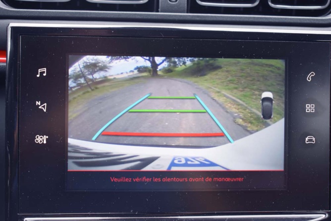 Caméra de recul sur notre voiture d'essai Caméra de recul sur notre voiture d'essai