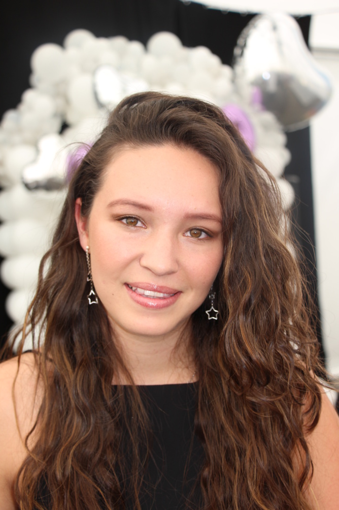 N°2: Nelly Fontaine - 18 ans - 1m54 N°2: Nelly Fontaine - 18 ans - 1m54