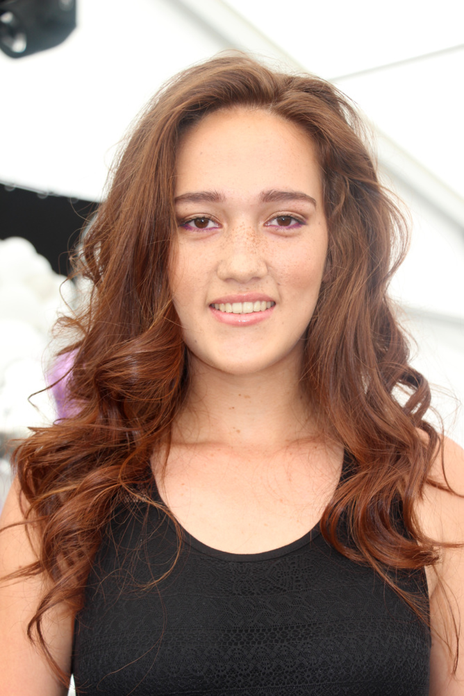 N°10: Océane Cazeau - 16 ans - 1m74 N°10: Océane Cazeau - 16 ans - 1m74