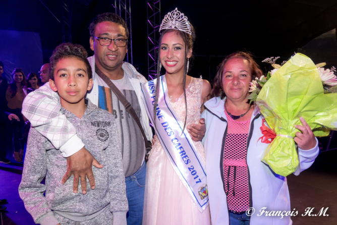 Dorine avec ses parents et son frère Dorine avec ses parents et son frère