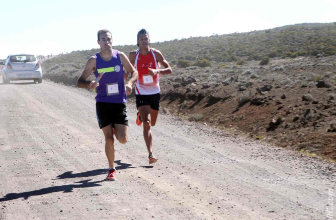Duel dans la Plaine des Sables entre Vincent Hoarau ( en mauve) et Nicolas Bardeur Duel dans la Plaine des Sables entre Vincent Hoarau ( en mauve) et Nicolas Bardeur