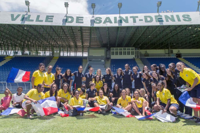 Au Stade de l'Est Jean Ivoula avec les joueuses réunionnaises...... Au Stade de l'Est Jean Ivoula avec les joueuses réunionnaises......