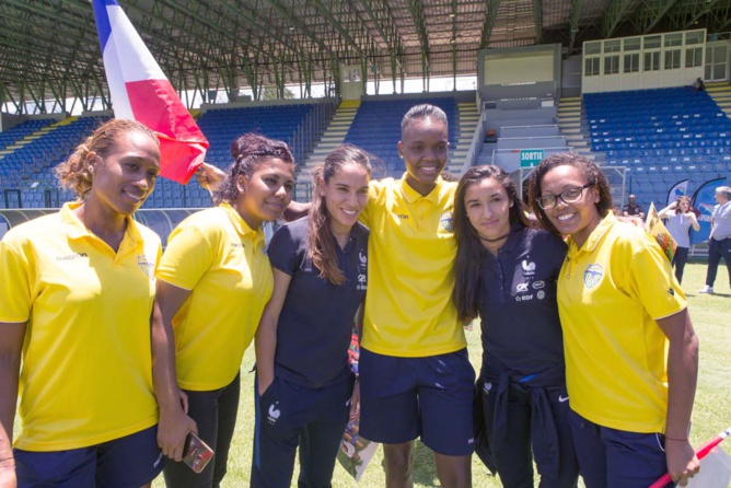 L'équipe de France féminine de foot: accueillies en stars! L'équipe de France féminine de foot: accueillies en stars!