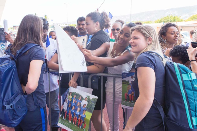 L'équipe de France féminine de foot: accueillies en stars! L'équipe de France féminine de foot: accueillies en stars!
