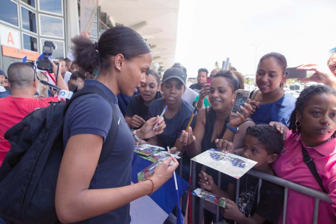 L'équipe de France féminine de foot: accueillies en stars! L'équipe de France féminine de foot: accueillies en stars!