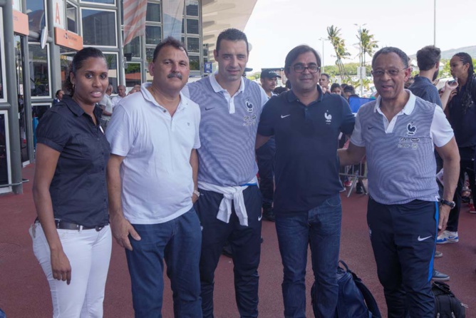 Olivier Echouafni (au centre), l'entraîneur des Bleues