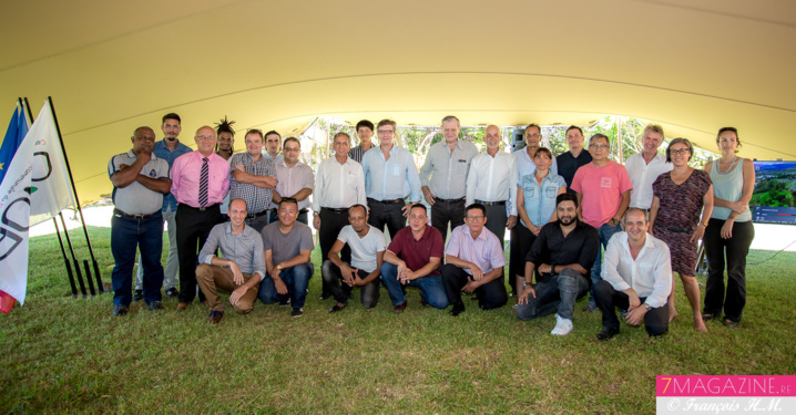 Photo-souvenir avec les journalistes et photographes présents