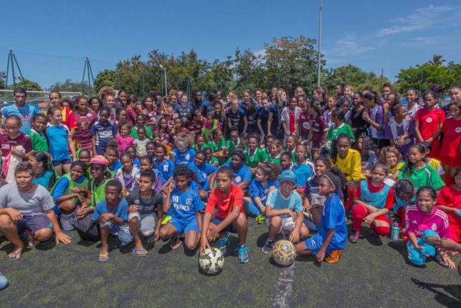 L'équipe de France féminine de foot avec les jeunes