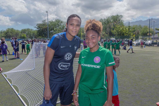 L'équipe de France féminine de foot avec les jeunes