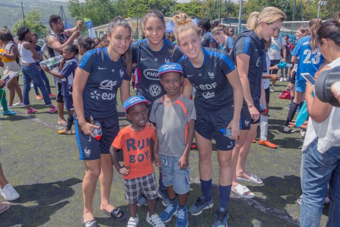 L'équipe de France féminine de foot avec les jeunes
