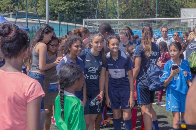 L'équipe de France féminine de foot avec les jeunes