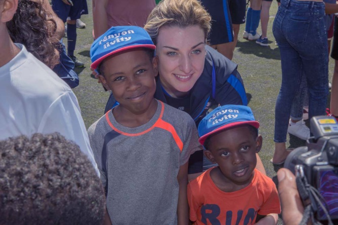 L'équipe de France féminine de foot avec les jeunes L'équipe de France féminine de foot avec les jeunes