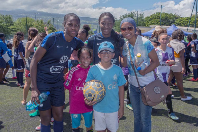 L'équipe de France féminine de foot avec les jeunes