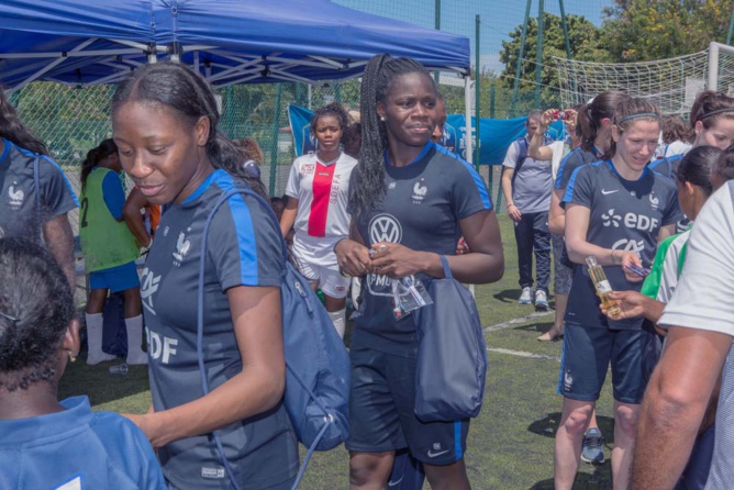 L'équipe de France féminine de foot avec les jeunes L'équipe de France féminine de foot avec les jeunes