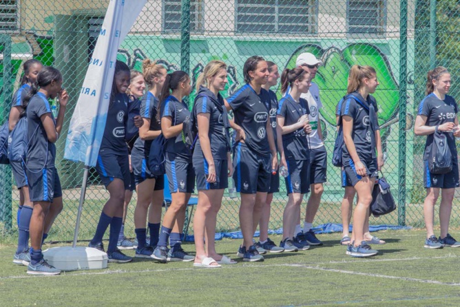 L'équipe de France féminine de foot avec les jeunes
