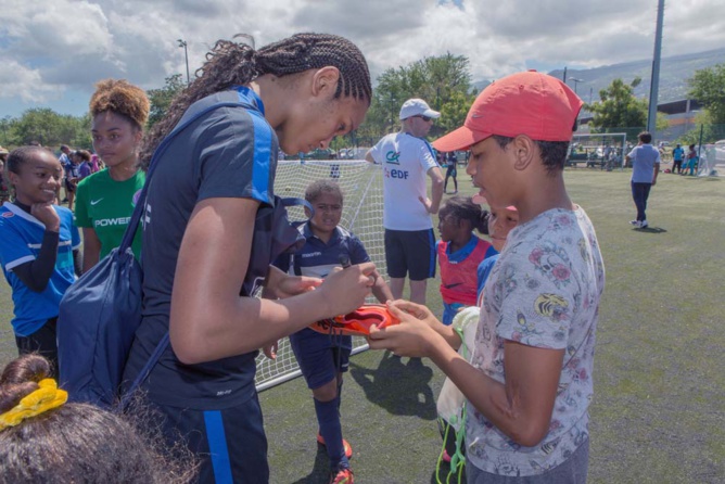 L'équipe de France féminine de foot avec les jeunes
