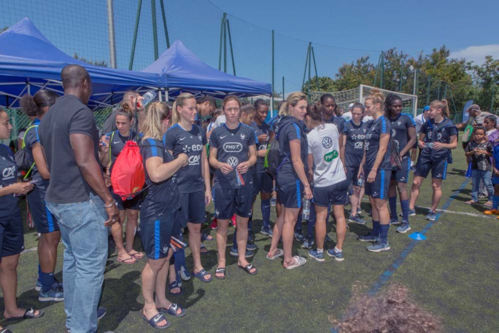 L'équipe de France féminine de foot avec les jeunes L'équipe de France féminine de foot avec les jeunes
