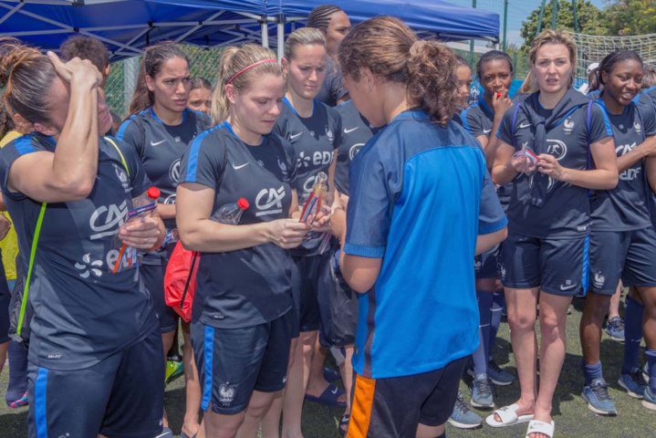 L'équipe de France féminine de foot avec les jeunes L'équipe de France féminine de foot avec les jeunes