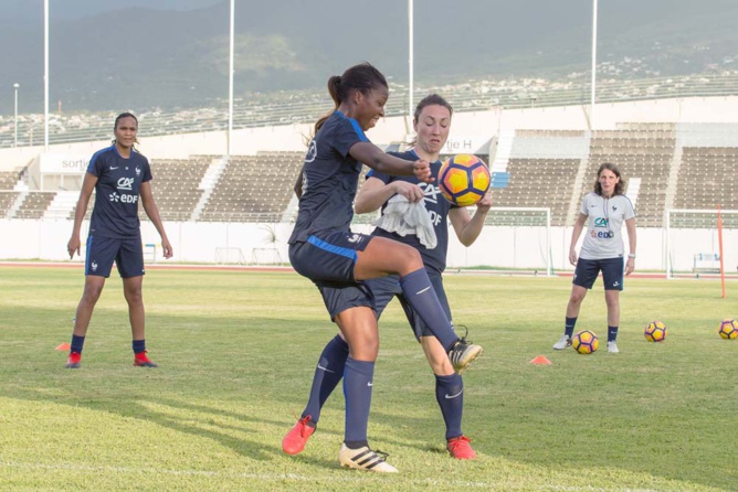 Quand l'équipe de France féminine de foot s'entraîne... Quand l'équipe de France féminine de foot s'entraîne...