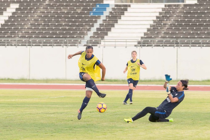 Quand l'équipe de France féminine de foot s'entraîne... Quand l'équipe de France féminine de foot s'entraîne...