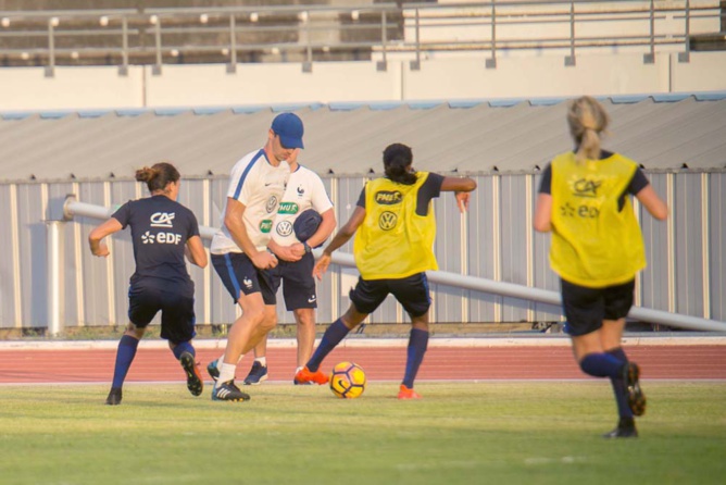 Quand l'équipe de France féminine de foot s'entraîne... Quand l'équipe de France féminine de foot s'entraîne...