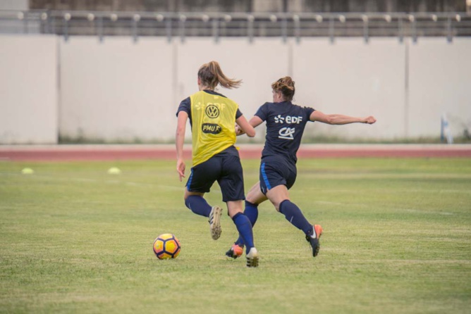 Quand l'équipe de France féminine de foot s'entraîne... Quand l'équipe de France féminine de foot s'entraîne...