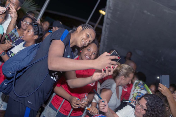 Quand l'équipe de France féminine de foot s'entraîne... Quand l'équipe de France féminine de foot s'entraîne...