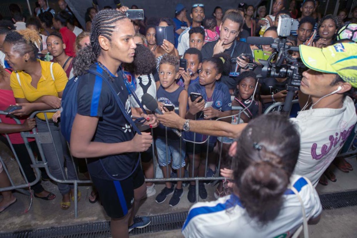 Quand l'équipe de France féminine de foot s'entraîne... Quand l'équipe de France féminine de foot s'entraîne...