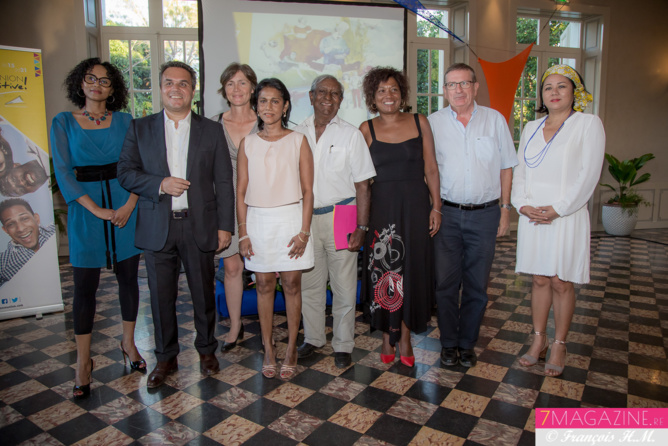 Didier Robert entouré des élus présents Didier Robert entouré des élus présents