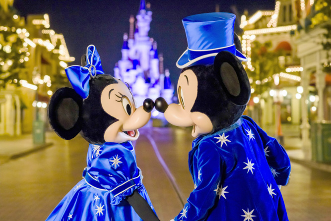 Découvrez les nouveaux looks tendance de Minnie et Mickey! Découvrez les nouveaux looks tendance de Minnie et Mickey!